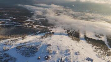 Antenne Aussicht schneebedeckt Terrain mit Winter Natur Wolken verkörpern heiter Schönheit Winter Natur Symbol majestätisch Kälte schneebedeckt Wald. Winter Natur Nord Landschaften Mischung Majestät Ruhe. video