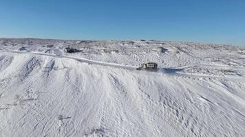 sneeuwkat wist sneeuw voor ski paden toevlucht voorbereiding toevlucht voorbereiding zorgen voor perfect skiën conditie. toevlucht voorbereiding machine besneeuwd natuur stilte van noorden sneeuw spoor klaargemaakt voor avontuur. video