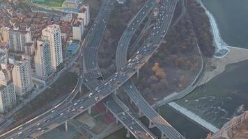 seoel, zuiden Korea - januari 24, 2024. daglicht verlicht seoel verkeer onthullend de stad bruisend hart in seoel verkeer harmonie van moderniteit en traditie is zichtbaar. seoel verkeer dynamisch video