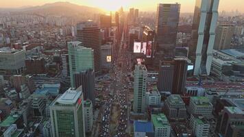 seoul, Sud Corea - gennaio 24, 2024. Seoul a crepuscolo Sud della Corea grattacielo meraviglie incontrare tramonto Sud Corea promuovere urbano comfort e architettonico eleganza. vivacità di Sud Corea quello di Seul. video