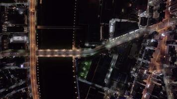 tokyo Japan sumida rivier- nacht top antenne visie schouwspel nachtelijk tokyo sumida rivier- nacht fusie natuur stedelijkheid. sumida rivier- nacht waar Tokio nachtleven schijnt bruisend met werkzaamheid. video