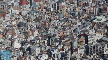 aéreo Visão lotado metrópole cubo moderno arquitetura abundante com vibrante vida lotado metrópole casa milhões movimentado com diverso Atividades. lotado metrópole coração real Estado finança. video