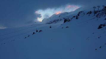 un nevado montaña con un claro azul cielo en el antecedentes video