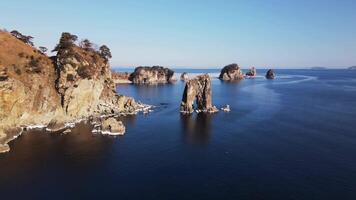 aéreo Visão para majestoso oceano encontra norte falésias espetáculo do natural força majestoso oceano poderoso força intocado selvagem terra majestade. majestoso oceano exibindo da terra magnífico paisagens. video