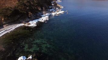 catturato a partire dal cielo settentrionale natura oceano rocce in piedi forte contro maree. settentrionale natura simbolo naturale resilienza bellezza settentrionale natura immagine la tranquillità forza dove oceano rocce incontrare. video