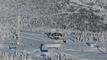 un aérien vue de une ski recours couvert dans neige video