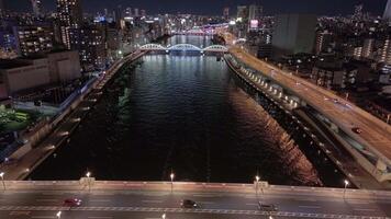 Tokio, Japan - januari 27, 2024. antenne visie sumida rivier- nacht Tokio hart. sumida rivier- nacht reflectie japans cultuur sumida rivier- nacht levendig met stad lichten leven nooit slaapt. video