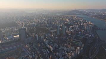 seoul, Sud Corea - gennaio 24, 2024. di seoul grattacieli vicino han fiume luccicare definizione urbano energia. di seoul grattacieli in mezzo quotidiano trambusto offrire intravedere in lussuoso città vita video