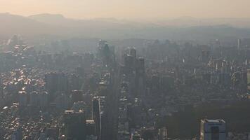 seoul, söder korea - januari 24, 2024. seouls skyskrapor sola sig i solljus stadens fullt med folk och bekväm existens horisont markant förbi seouls skyskrapor berättar berättelser av framsteg video