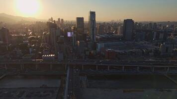 Seoul, Süd Korea - - Januar 24, 2024. Sonnenuntergang Über Seoul leuchtet Süd Koreas Verschmelzung von hoch Leben kulturell Tiefe Süd Korea Wolkenkratzer symbolisieren Fortschritt Hauptstadt Eleganz. video