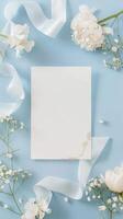 5x5 blanco blanco tarjeta, plano minimalista Bosquejo, ligero azul fondo, azul nupcial y Boda floral Boda invitación foto