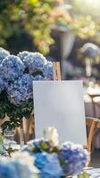 un blanco blanco horizontal póster en caballete en frente de Boda recepción mesas con pastel azul y púrpura colores hortensia flores foto