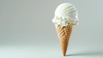 blanco hielo crema cono, llanura sólido fondo, comercial fotografía foto