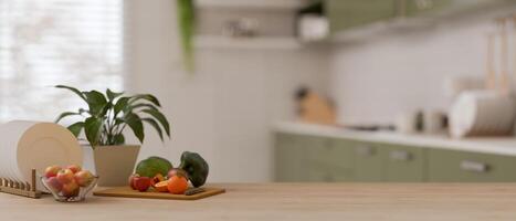 un de madera cocina encimera con un Copiar espacio para monitor tu producto en contra un moderno cocina. foto