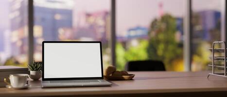 computadora Bosquejo en un mesa en un moderno oficina habitación en un rascacielos foto