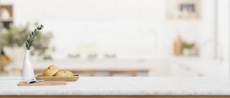 un blanco mármol cocina mesa con vacío espacio para producto monitor en un moderno blanco cocina. foto