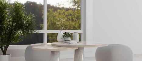 un mármol café mesa, pufs, y un planta de casa cerca por el ventana en un moderno blanco vivo habitación. foto