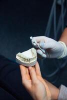 haciendo sonrisa más brillante tecnologías. dentista tomando dispositivo para reparando dientes. foto