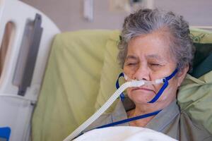 mayor mujer pacientes con pulmón enfermedad, consiguiendo oxígeno para tratamiento en el habitación a el hospital. espacio para texto. concepto de Envejecido personas y cuidado de la salud foto