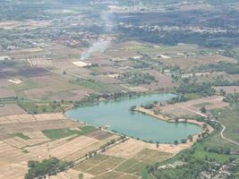 mirando fuera a ventanas el avión ve paisaje verde tierra, árbol, montañas, agua y la carretera. sensación libertad con natural escénico y ayuda siempre un nuevo inspiración y sensación relajación viaje foto