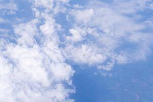 aéreo ver de nubes en contra azul cielo. espacio para texto foto