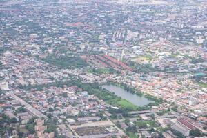 aéreo ver de paisaje urbano visto mediante el avión ventana foto