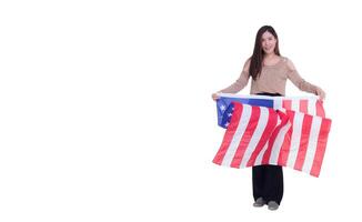 joven mujer en pie y demostración el americano bandera con un blanco antecedentes. espacio para texto. 4to de julio. celebrar americano nacional día. labor día. independencia día foto