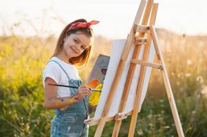 educación, escuela, Arte y doloroso concepto - pequeño estudiante niña pintura fotografía. foto