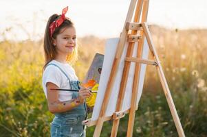 educación, escuela, Arte y doloroso concepto - pequeño estudiante niña pintura fotografía. foto