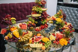 Fresco orgánico frutas antecedentes. sano comiendo concepto. fresco, exótico, orgánico frutas, ligero meriendas en un plato en un buffet mesa foto