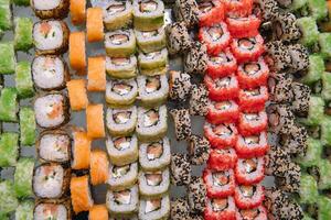 decorado abastecimiento banquete mesa con diferente Sushi rollos y nigiri Sushi plato surtido en un fiesta. foto