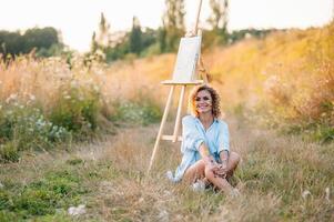 bonito mujer es cuadro. abierto aire sesión. linda mujer sorteos un imagen a puesta de sol. niña artista. foto