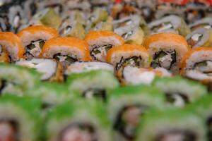 decorado abastecimiento banquete mesa con diferente Sushi rollos y nigiri Sushi plato surtido en un fiesta. foto