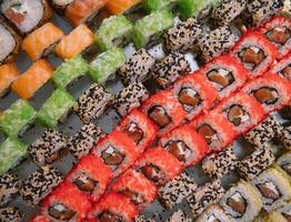 decorado abastecimiento banquete mesa con diferente Sushi rollos y nigiri Sushi plato surtido en un fiesta. foto
