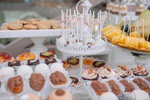 fresco, exótico, orgánico frutas, ligero meriendas en un plato en un buffet mesa. foto