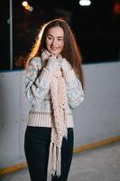 retrato joven sonriente mujer en blanco sombrero con patines en hielo pista foto