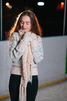 retrato joven sonriente mujer en blanco sombrero con patines en hielo pista foto