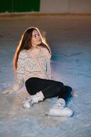 retrato joven sonriente mujer en blanco sombrero con patines en hielo pista foto