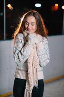 retrato joven sonriente mujer en blanco sombrero con patines en hielo pista foto