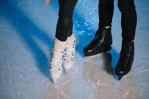 romántico Pareja en fecha. joven Pareja en pie juntos al aire libre en abierto hielo pista en Nevado invierno paisaje foto