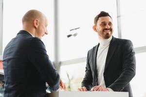 dos empresarios firmar un cooperación acuerdo. exitoso negocio concepto foto