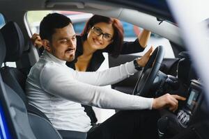 hermoso barbado empresario es sentado en un nuevo coche en coche concesión foto