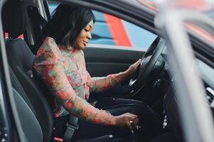 africano americano mujer de negocios contento con llaves a nuevo coche foto