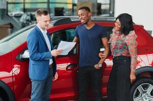 contento mujer recepción un nuevo coche desde su marido a concesión foto