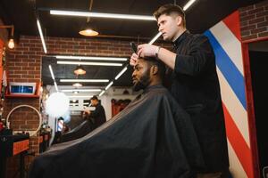 joven afroamericano hombre visitando barbería foto