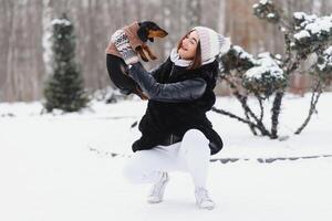 el niña camina con un perro en el invierno. foto