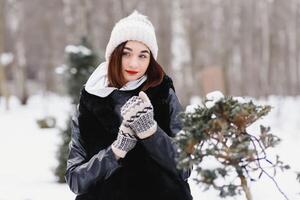 atractivo joven mujer en invierno hora exterior. nieve, Días festivos y temporada concepto. foto