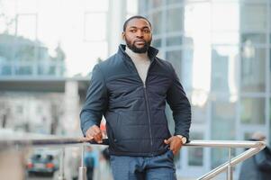 africano americano hombre en elegante nuevo ropa en el calle foto