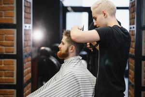 de cerca, Maestro peluquero lo hace peinado y estilo con tijeras y peine. concepto barbería foto