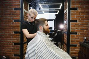 de cerca, Maestro peluquero lo hace peinado y estilo con tijeras y peine. concepto barbería foto